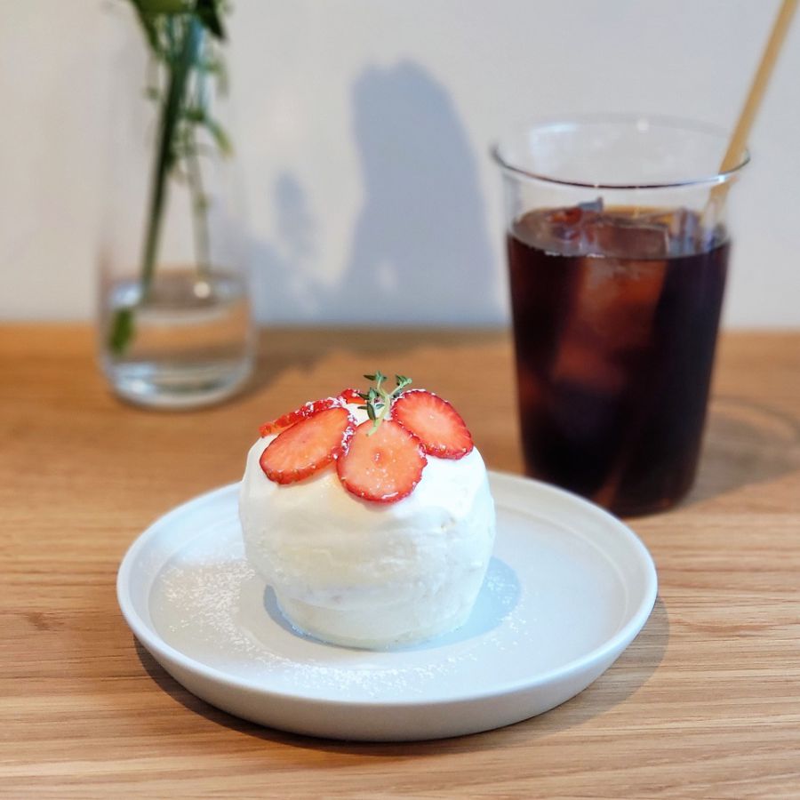 「AIMU Cake(数量限定)」620円、「Ice coffee」450円(各税込)