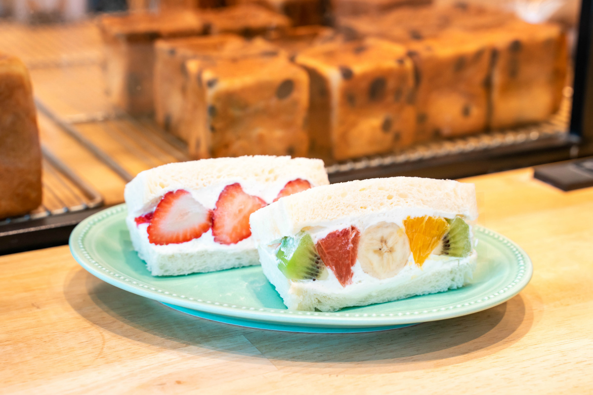 フツウニフルウツ450円（手前）、イチゴチャン500円（奥）