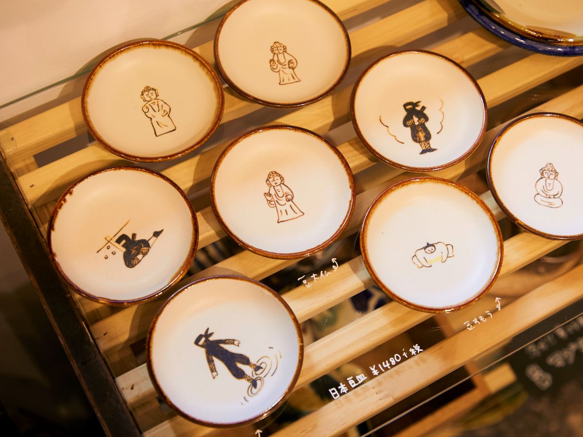 日本豆皿 各1628円。豆忍者・豆大仏・豆すもう……、よく見るとなにげにみんな動きが違う・笑