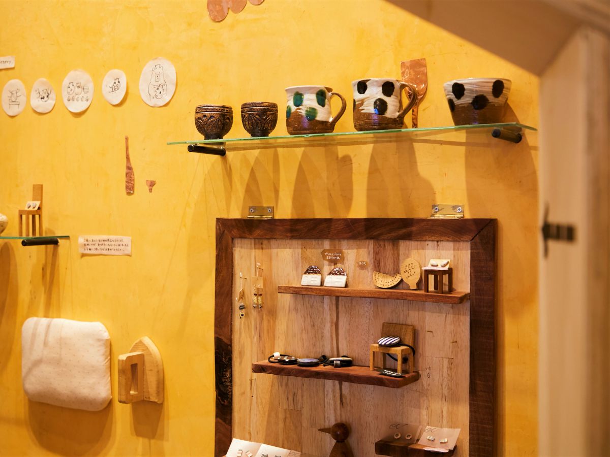 ブローチやピアス、ヘアゴムなどのかわいらしい小物類も