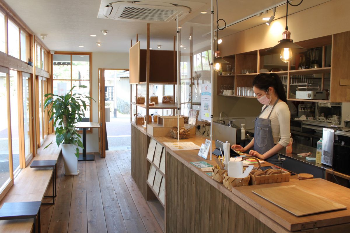 窓越しの風が心地よい店内はオシャレな空間