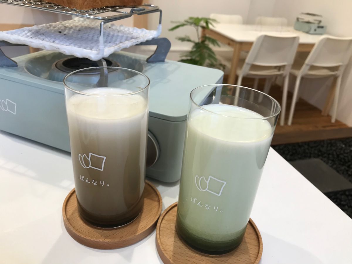 ほうじ茶ラテ（左）　抹茶ラテ（右）※セット料金に含みます