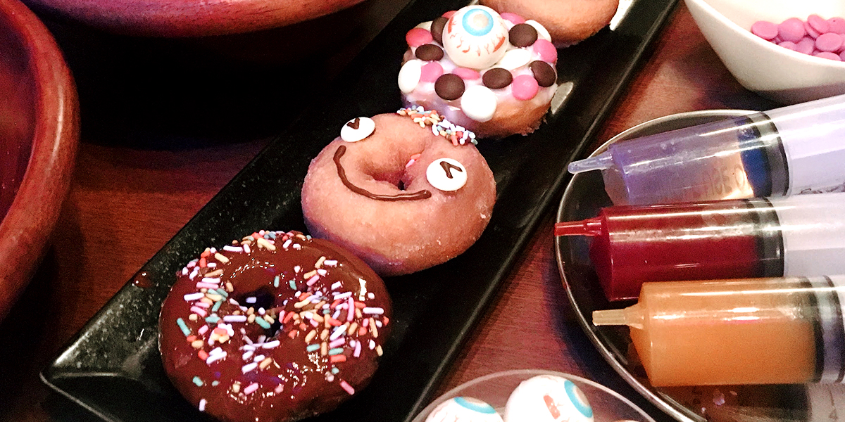 監獄レストラン「ザ・ロックアップTOKYO」のドーナツ食べ放題がデコれて楽しい！
