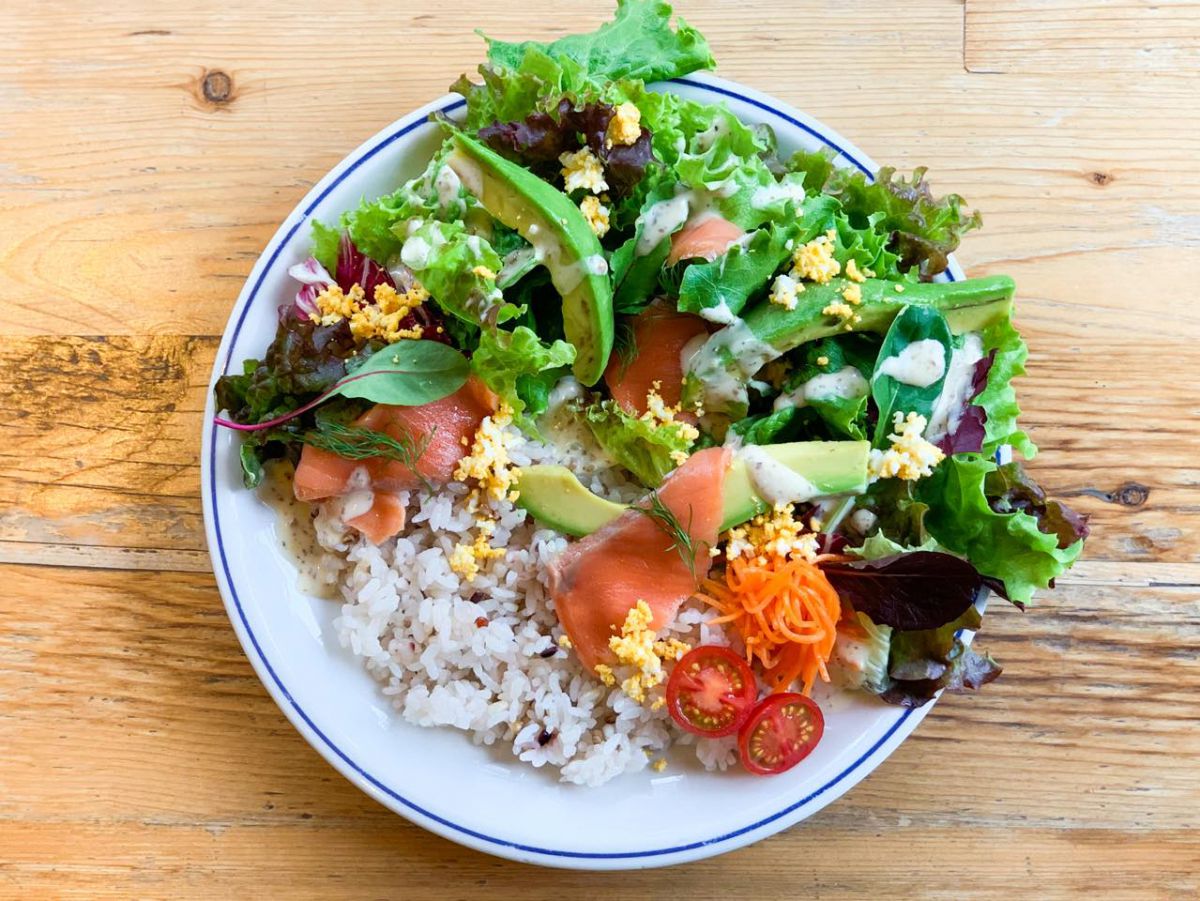 「サラダライス　サーモン＆アボカド」1078円　※表参道店限定