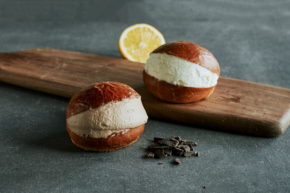 右「カカオバターのマリトッツォ レモン」テイクアウト1個648円　イートイン1個660円