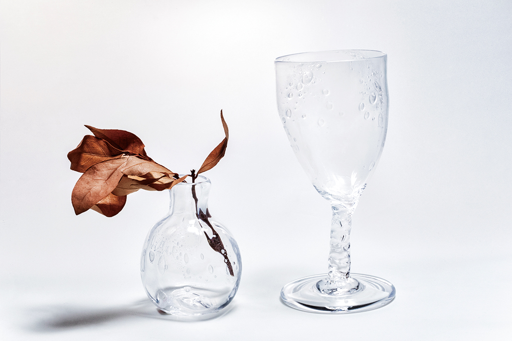 くにゅくにゅワイングラス 8250円／一輪挿し 3850円