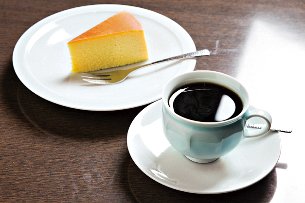 さっぽろビッセブレンド(シティロースト)600円、自家製チーズケーキ450円(コーヒーとセットで50円引き)