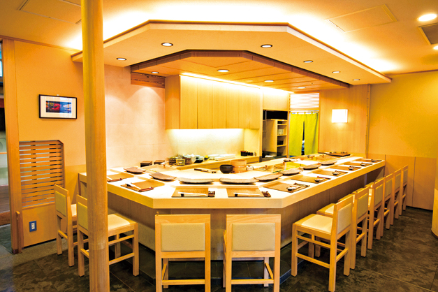 カウンターほか、大通公園を見下ろすテーブル席も。全37 席