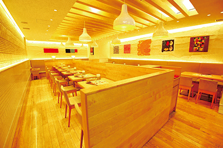 白い木のぬくもりを感じる落ち着いた空間