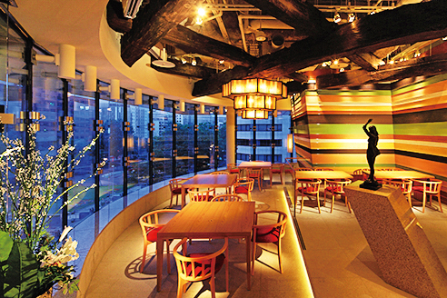 窓側席や掘りごたつ席も。全席禁煙、全81席