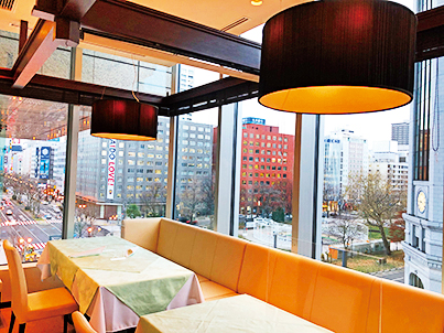 大通公園を眼下に望む。冬は夜景もきれい。全30席