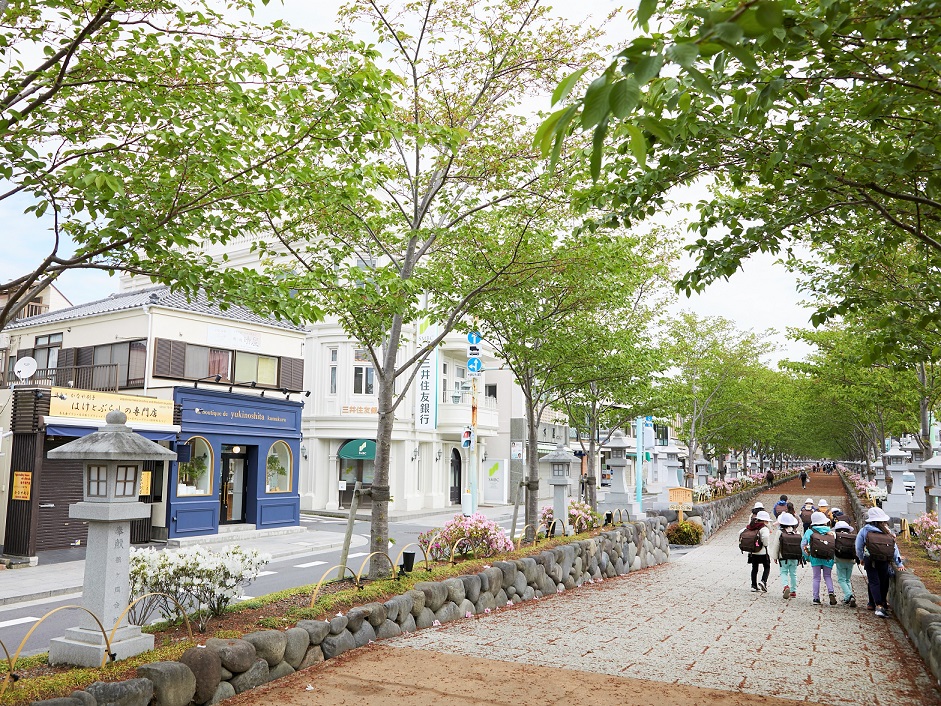 二の鳥居から段葛を歩いてお店に向かうのもおすすめですよ！ 