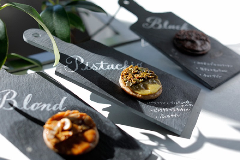 「木の実のクッキー(ミックスセット)」お試しセット972円~。左からブロンド、ピスタチオ、ブラック