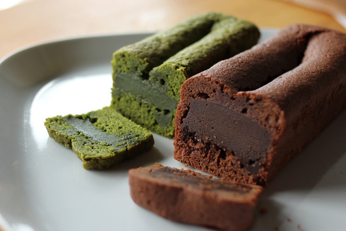 「ガトーショコラ」2592円。左から抹茶、クラシック