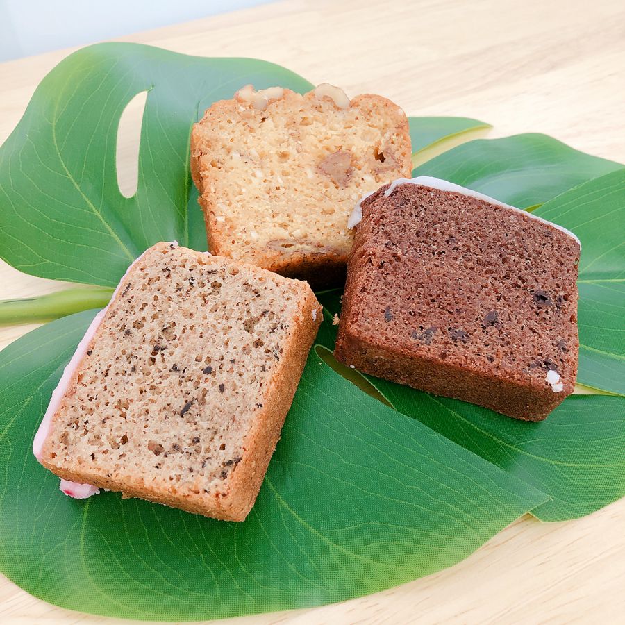 グルテンフリーケーキ 上「ザ・ベストオブ　クラシックバナナ」、左下「シナモンソイミルクティー」、右下「濃厚チョコレート」テイクアウト各432円　イートイン各440円（ともに税込）