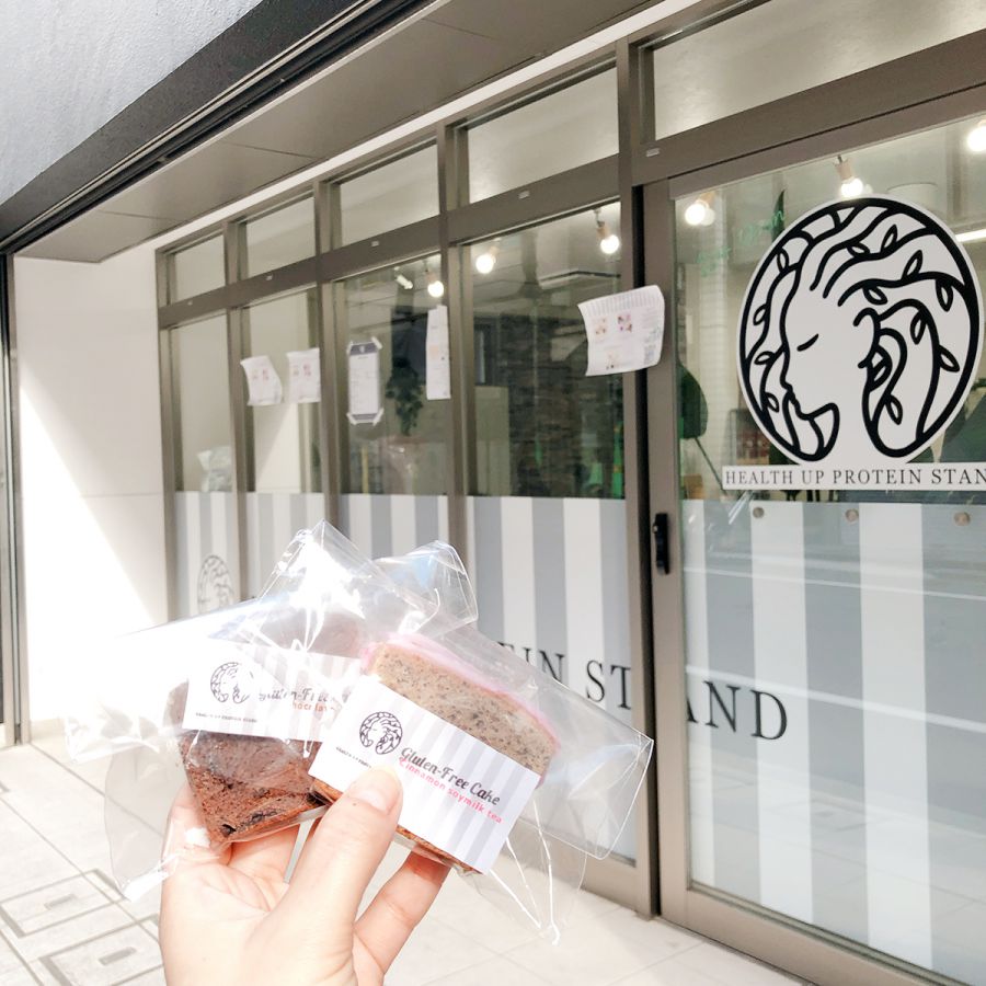 グルテンフリーケーキ　左「濃厚チョコレート」、右「シナモンソイミルクティー」テイクアウト432円　イートイン440円（ともに税込）