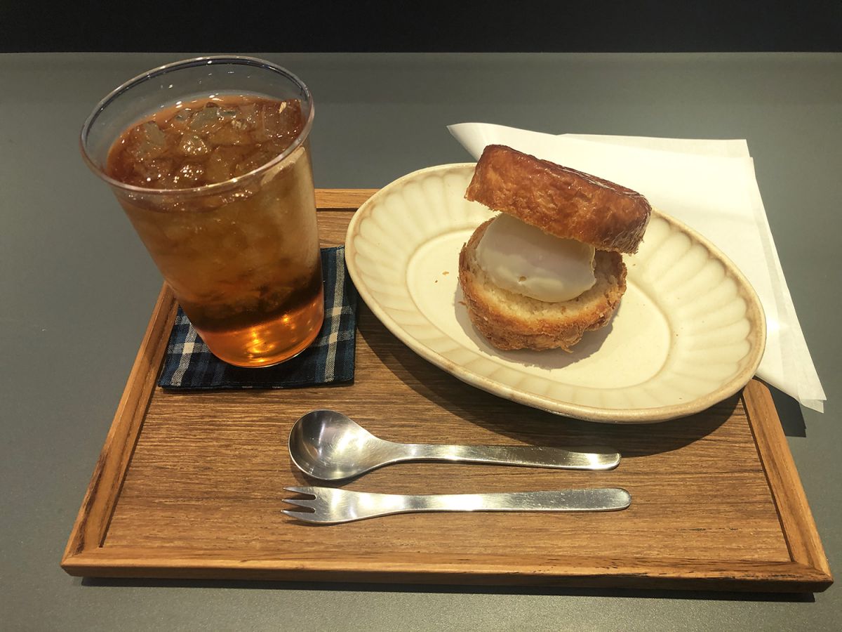 「クイニーアマンプレート」430円、セットドリンクの「東京紅茶」 300円（ともに税込）