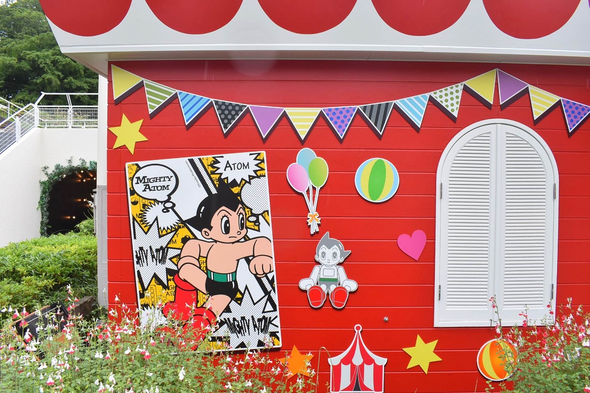 「レッツゴー！バザール」は、ショップの外壁もポップでかわいい