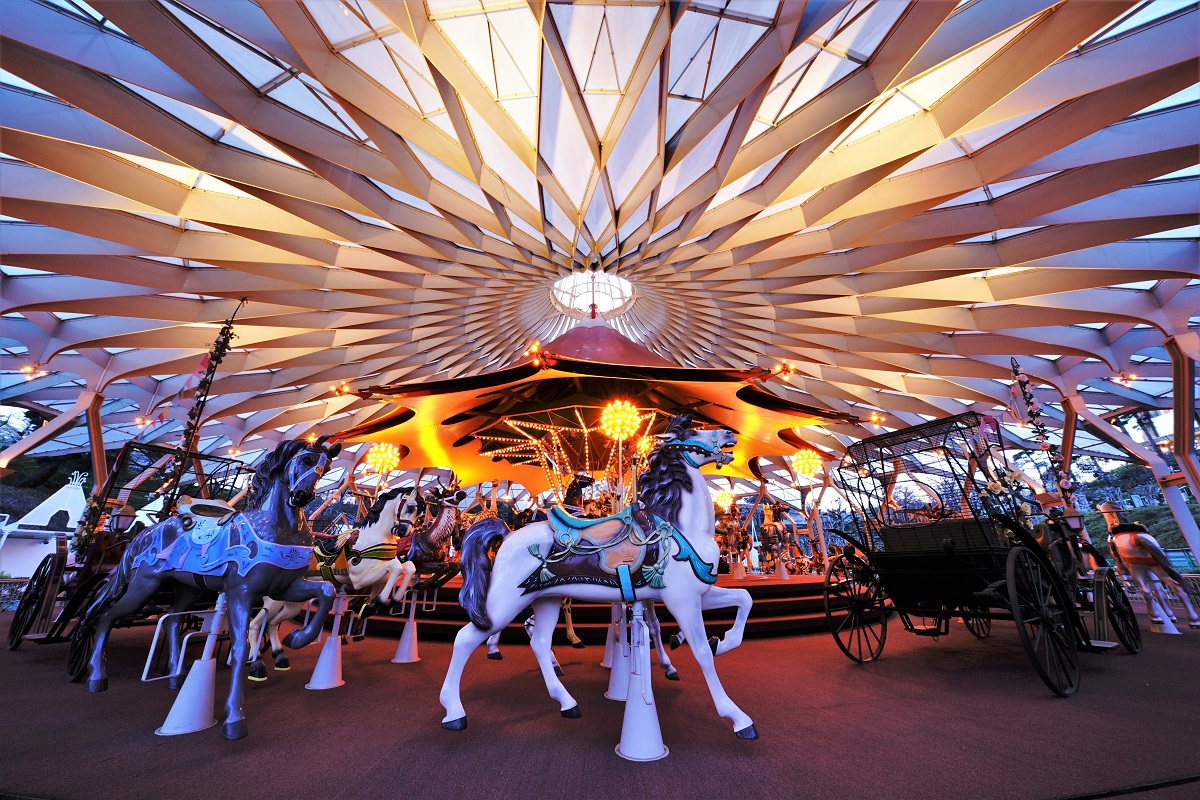夕暮れになるとライトアップされ幻想的な「メリーゴーラウンド」