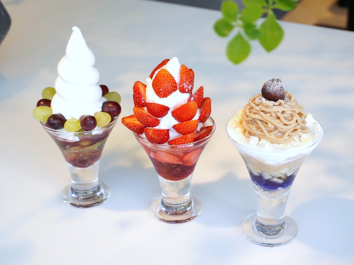 左から、ぶどう 920円、贅沢いちご 1300円、パルフェマロン 1300円、すべて税抜