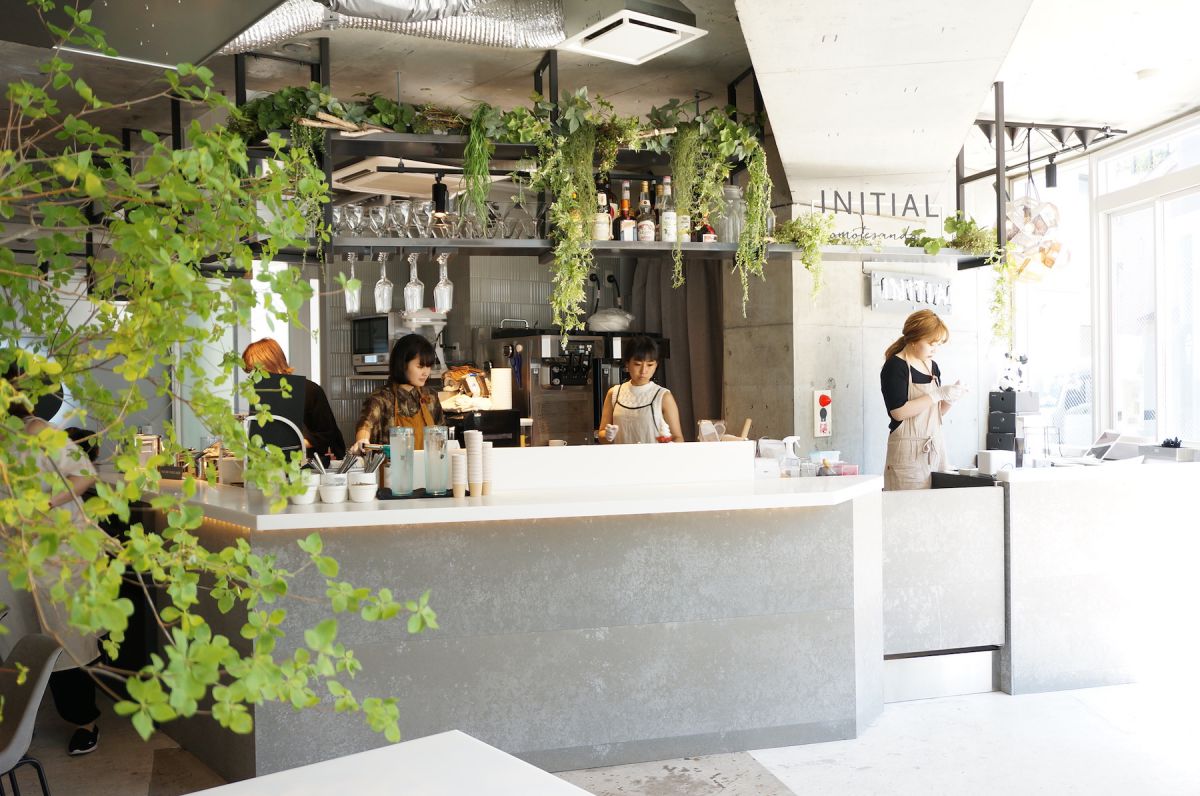 大きな窓から光が差し込む、シンプルでスタイリッシュな店内