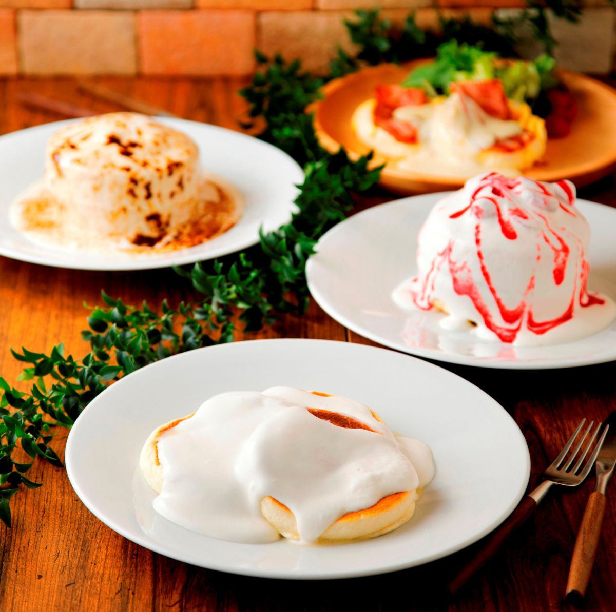 人気のパンケーキ。手前から、プレーン、ストロベリー、ティラミス、ベーコン＆チーズ