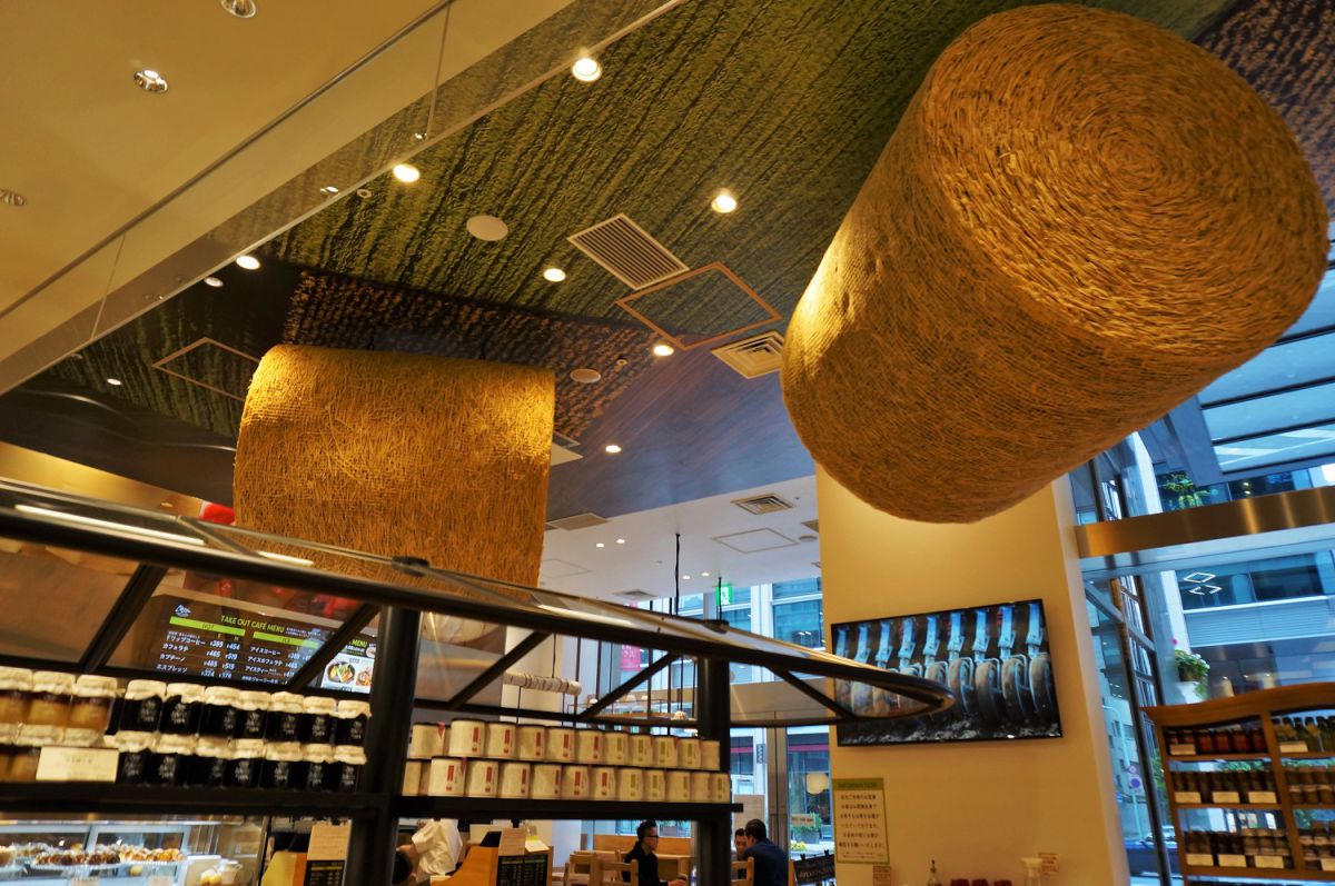 北海道の広々とした牧場をイメージして、天井には大きな麦稈（ばっかん）ロールが！