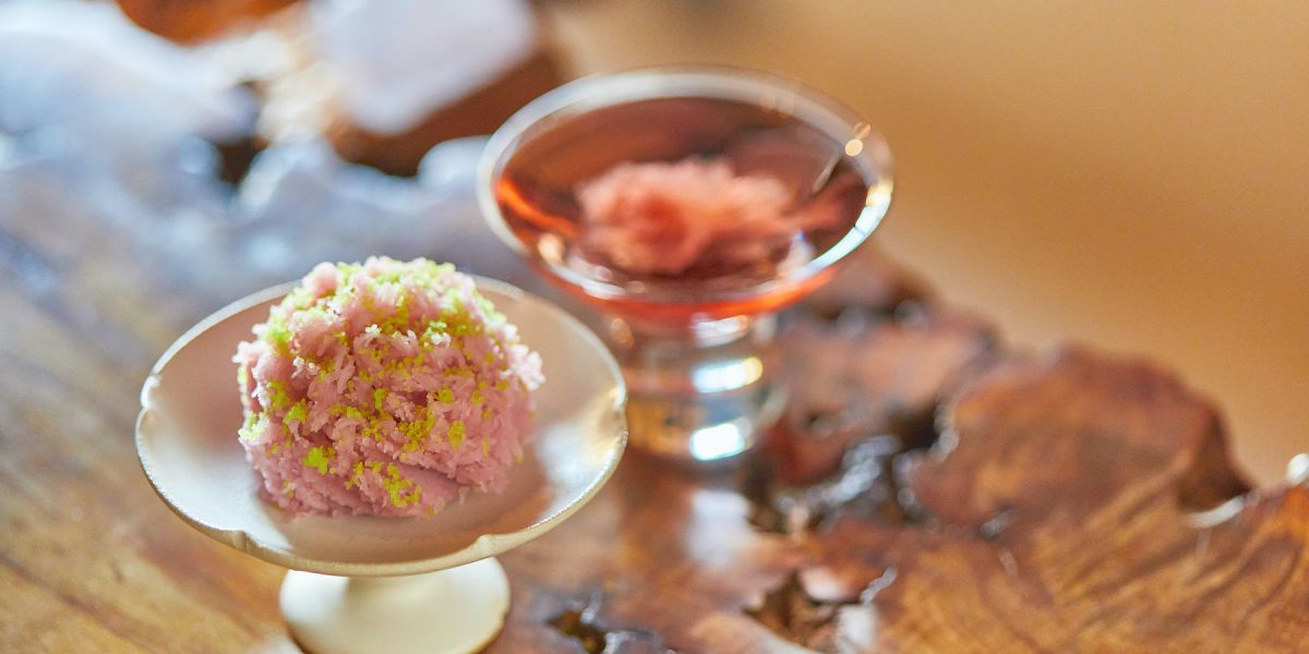 狐たちがお出迎えする結界の先の隠れ家、京都にある「狐菴（こあん）kissaCo」で、和菓子とお酒をペアリング