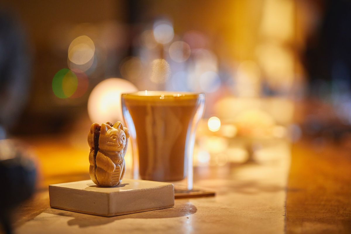 カフェラテと招き猫最中のセット1000円