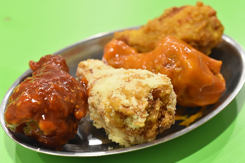 「豚大門チキン（左からヤンニョム・チーズ・ハニーマスタード・ソイガーリックバター）」1本／275円（税込）