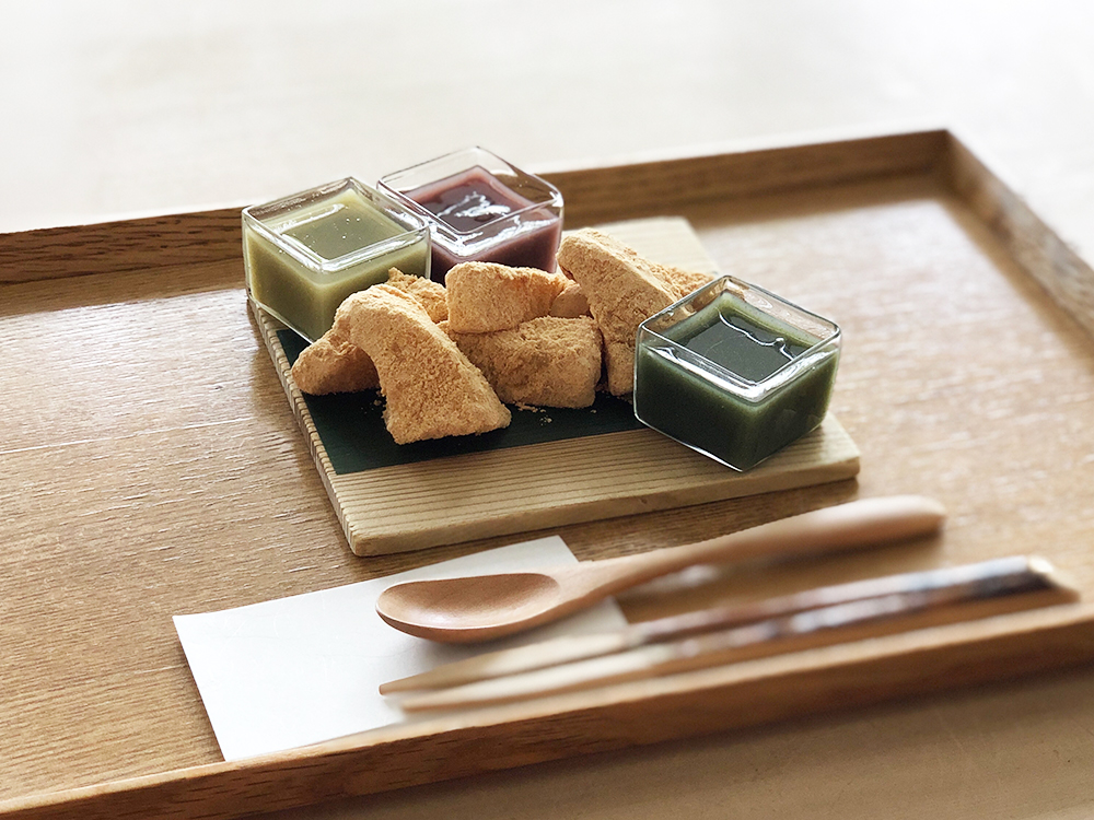 「三色餡と白玉餅 葉桜餡 よもぎ餡 漉し餡」1320円(税込)