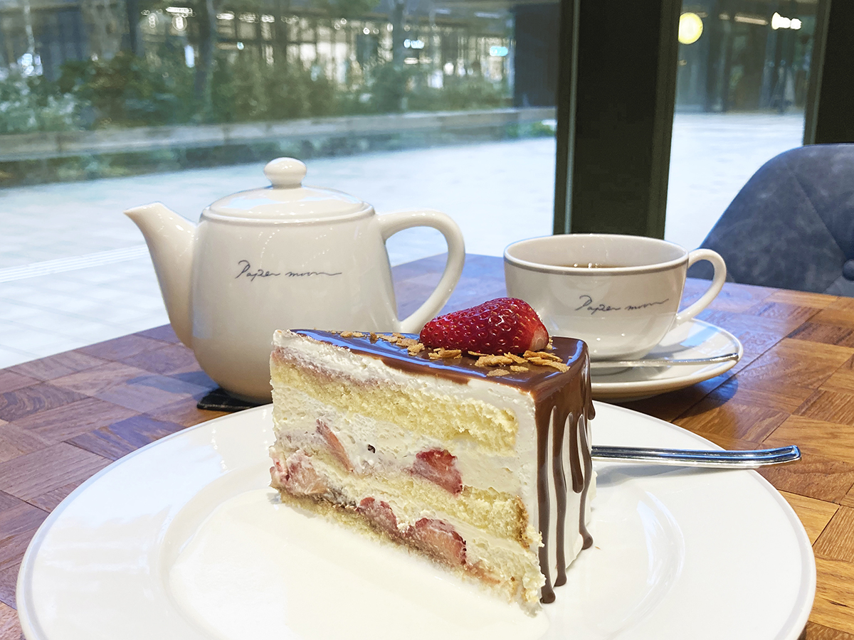 「ストロベリーショートケーキ チョコレートがけ」 800円（税抜）