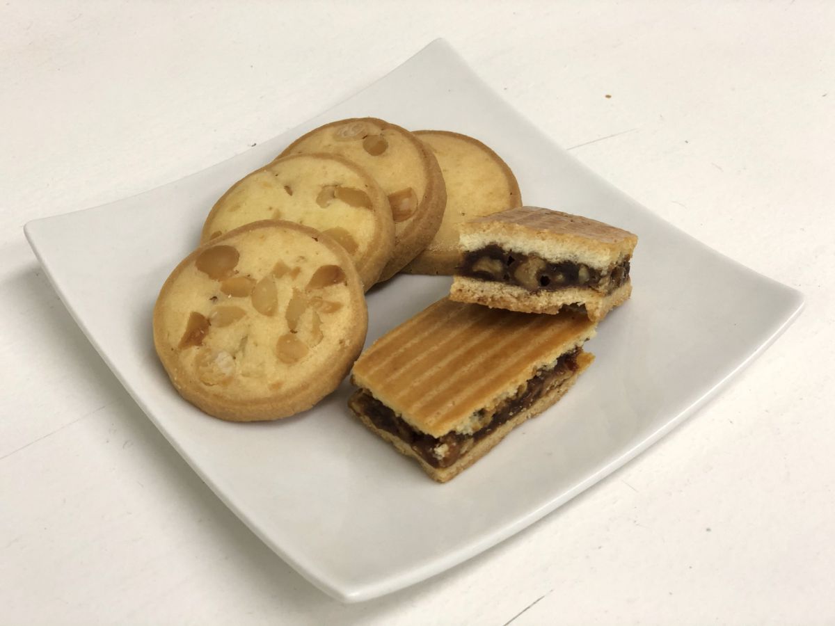 左から「マカダミアクッキー」 800円、「ガトーオノア」 240円（ともに税抜）