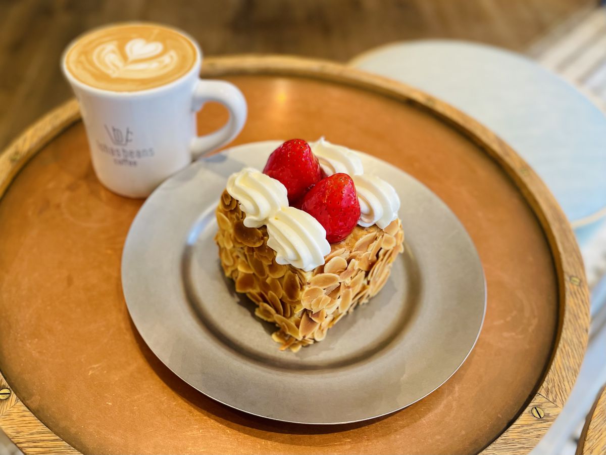 「ナポレオンパイ」単品1980円、ドリンクセット2310円（ともに税込）