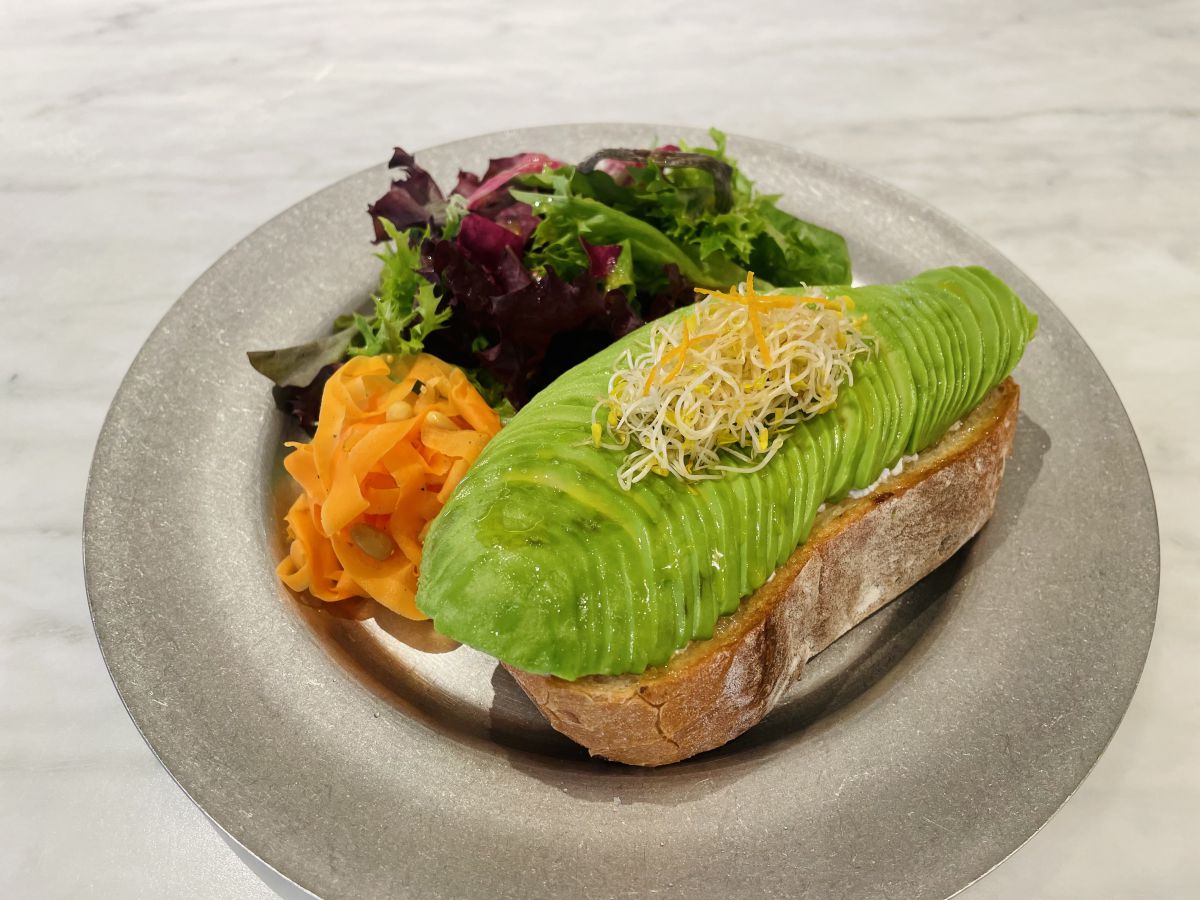 「アボカドトースト」1155円（税込）※OPEN-16時30分までの提供