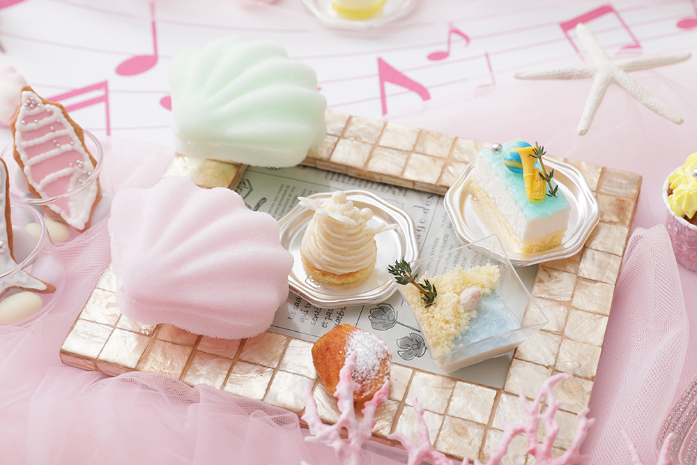 右から時計回りに「フロマージュムース〜トランペット〜」、「砂浜パンナコッタ〜王子との出会い〜」、「バニラモンブラン」　※イメージ