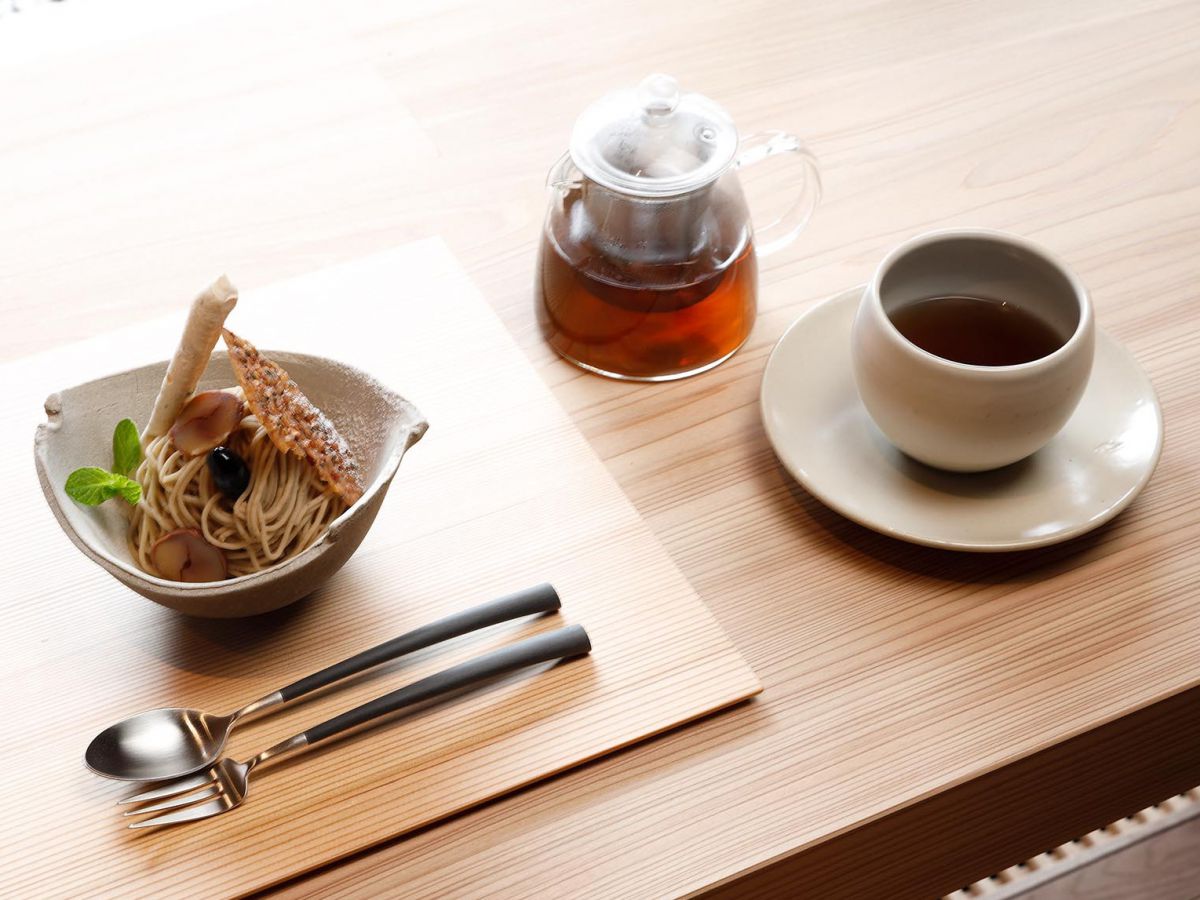 モンブランと黒豆茶1700円（※食べ物オーダーでドリンクが200円引き。単品注文はモンブラン1200円、黒豆茶700円）　写真：鈴木勝