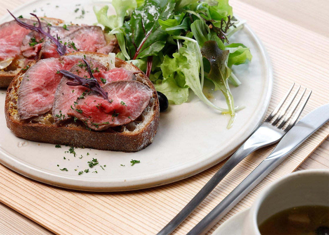 ローストビーフオープンサンドイッチ（スープ付） 1700円　写真：鈴木勝