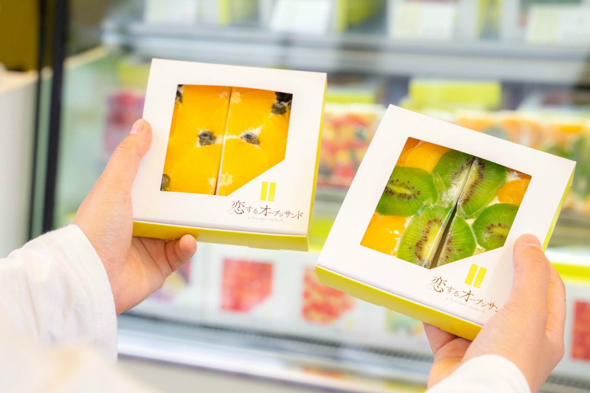 （左）オレンジ×ブルーベリー、（右）キウイ×桃 共に840円