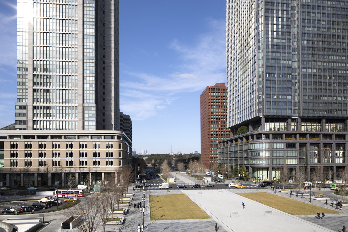 「パレスビュー」の客室からの眺め。丸の内のダイナミックな街並みとともに遠目に皇居外苑の美しい緑が望める