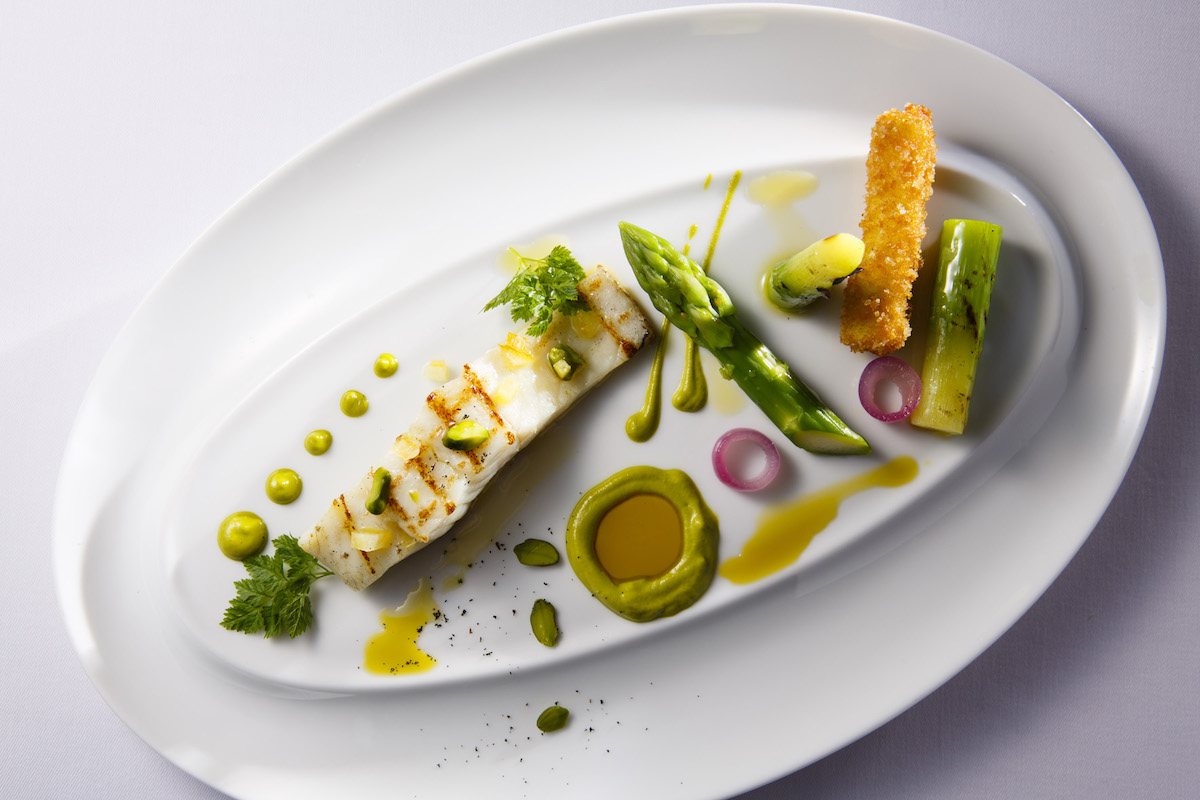 夏の味覚を堪能できるコース 「Petit Menu Été」1万5000円より、料理のイメージ