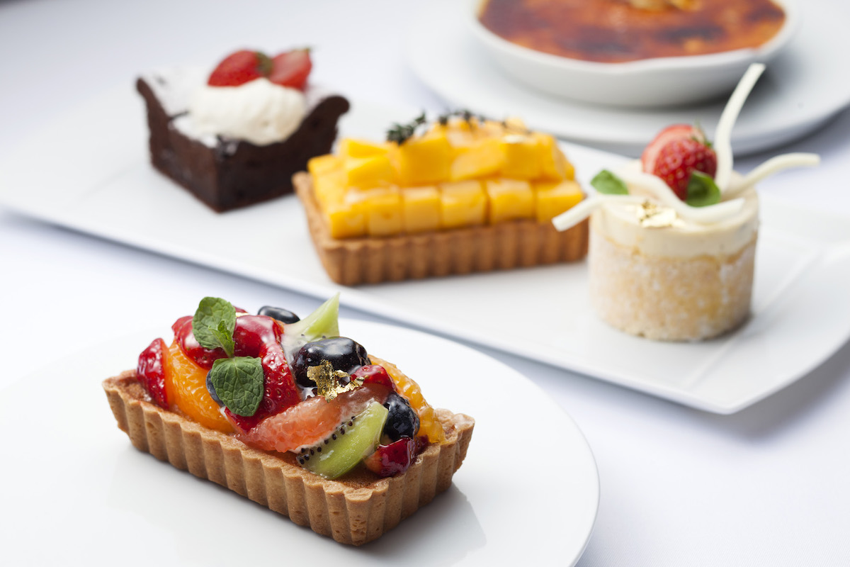 「ティータイムスイーツセット」2700円。季節のフルーツをふんだんに使用したスイーツに好みの飲み物を合せて