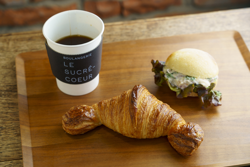 （左から）コーヒー550円、クロワッサン391円、ポテト&アンチョビ421円