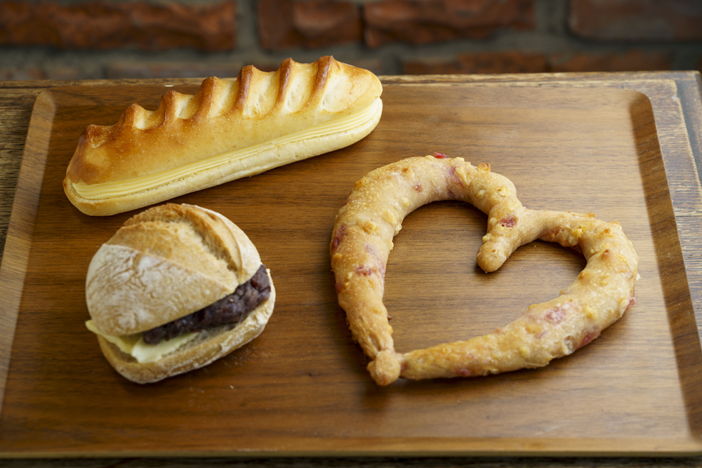 （左上から時計回りに）クレーム オ ブール351円、パン クール391円、あんバター410円