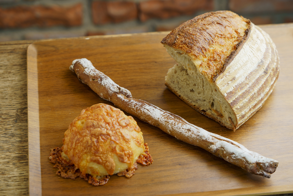 （左下から順に） パン オ フロマージュ421円、バトングランシュ365円、ラミ ジャン（1/4）470円