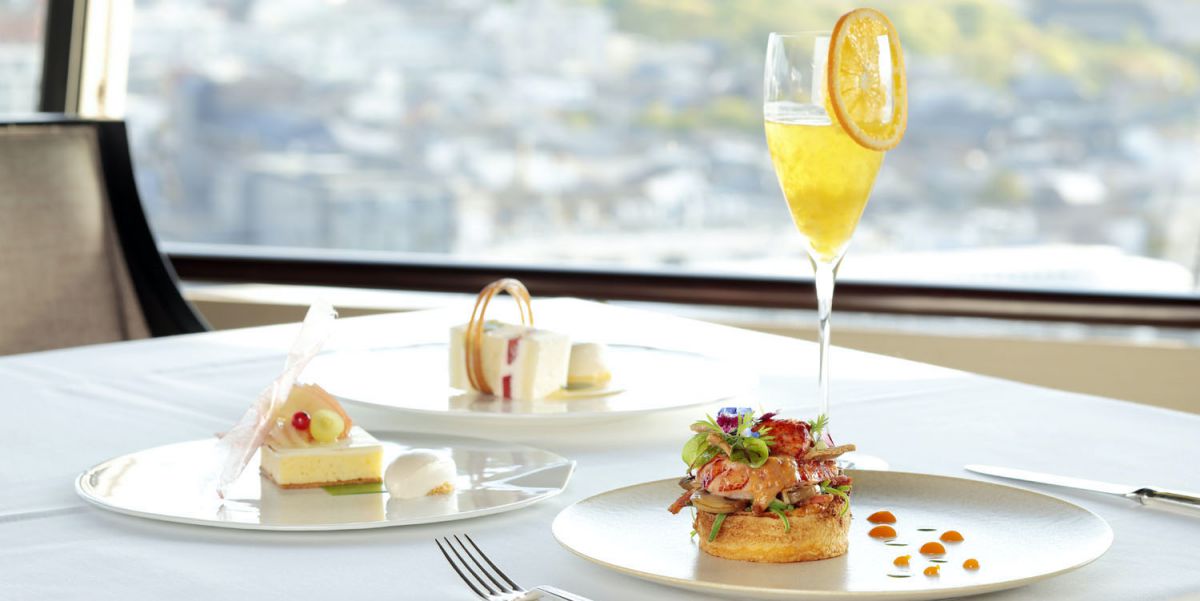 フロアが回転するホテル最上階の展望レストランで「乃が美」の「生」食パンとフレンチのしあわせマリアージュランチ