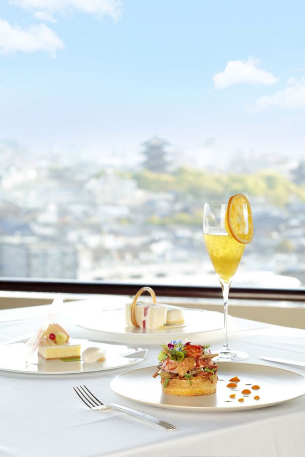 前日までに要予約のランチコース「「生」食パンとフレンチのしあわせマリアージュ」7300円（税サ込）