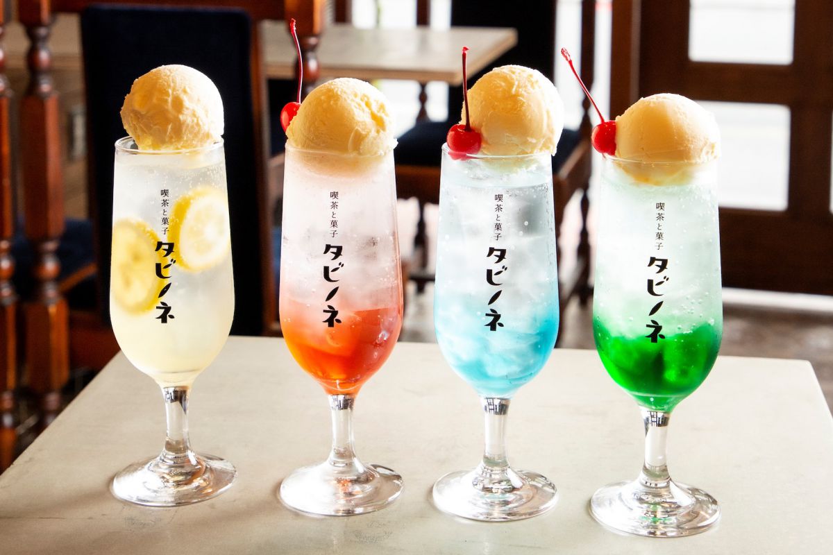 （左から）自家製レモネード650円、チェリーソーダ650円、ラムネ620円、メロンソーダ600円（アイス追加+100円）