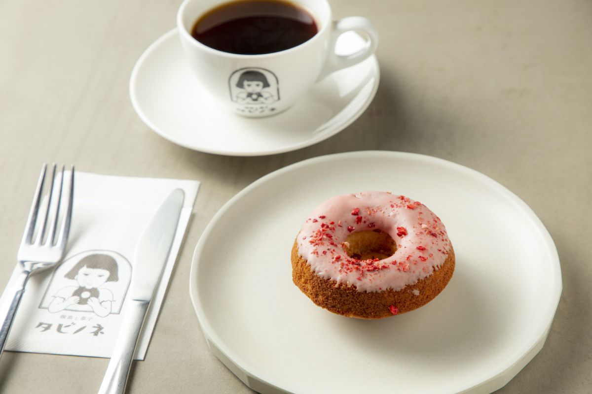 （手前から）ナチュラルドーナツ（いちご）420円、サイフォンコーヒー（オリジナルブレンド）500円