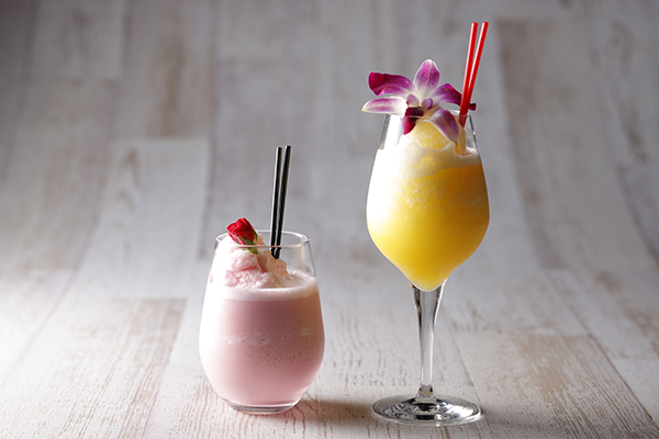 「ストロベリーミルクスムージー」（左）、「パイナップルオレンジスムージー」（右）各1000円〈ノンアルコールは各900円〉